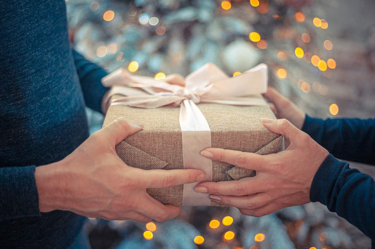 Luksusowe prezenty świąteczne – co sprawi radość bliskim?