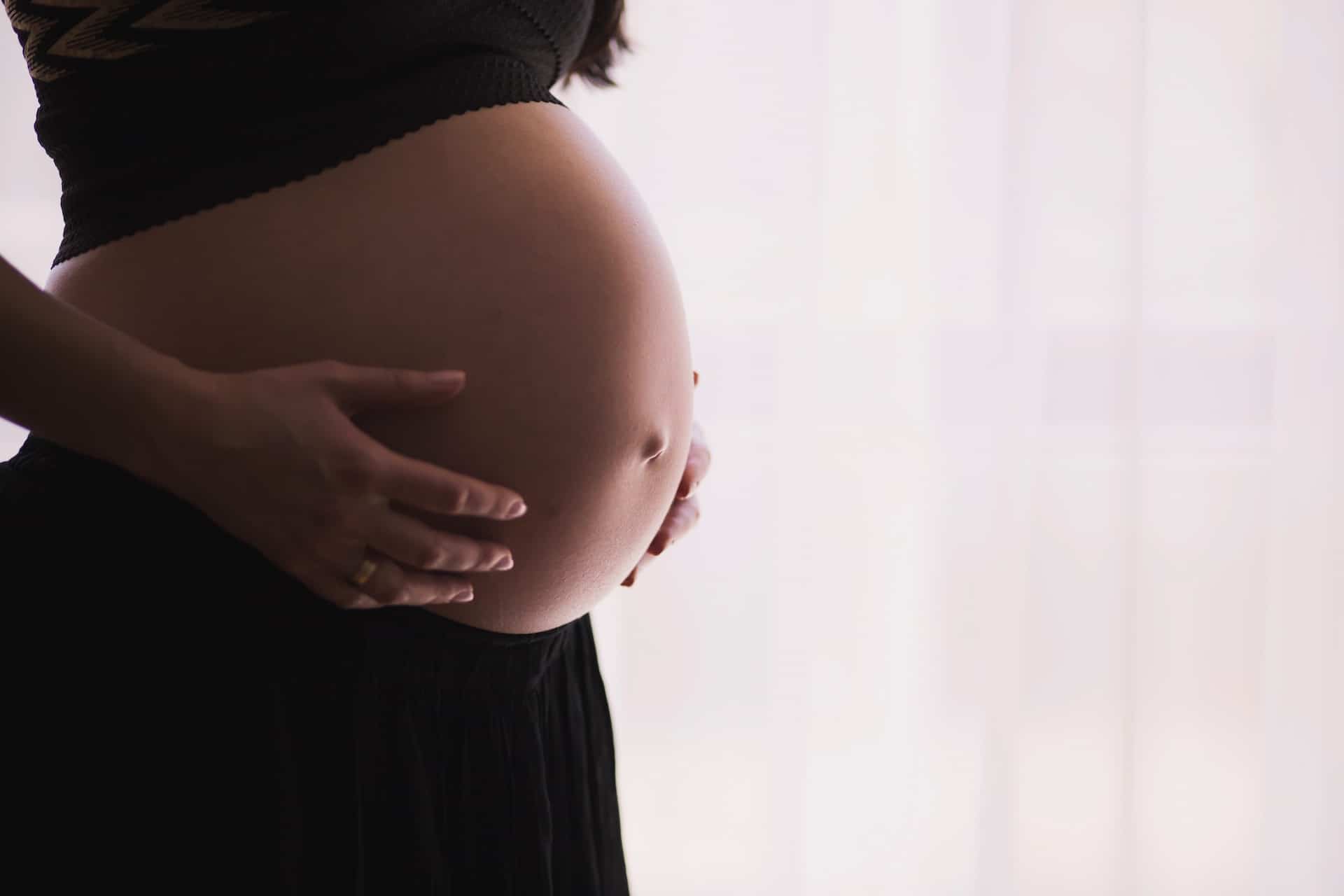 Poród naturalny a cesarskie cięcie – wskazania