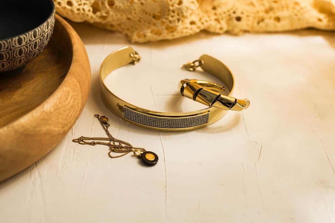 Jak dopasować złote bransoletki do różnych stylizacji?