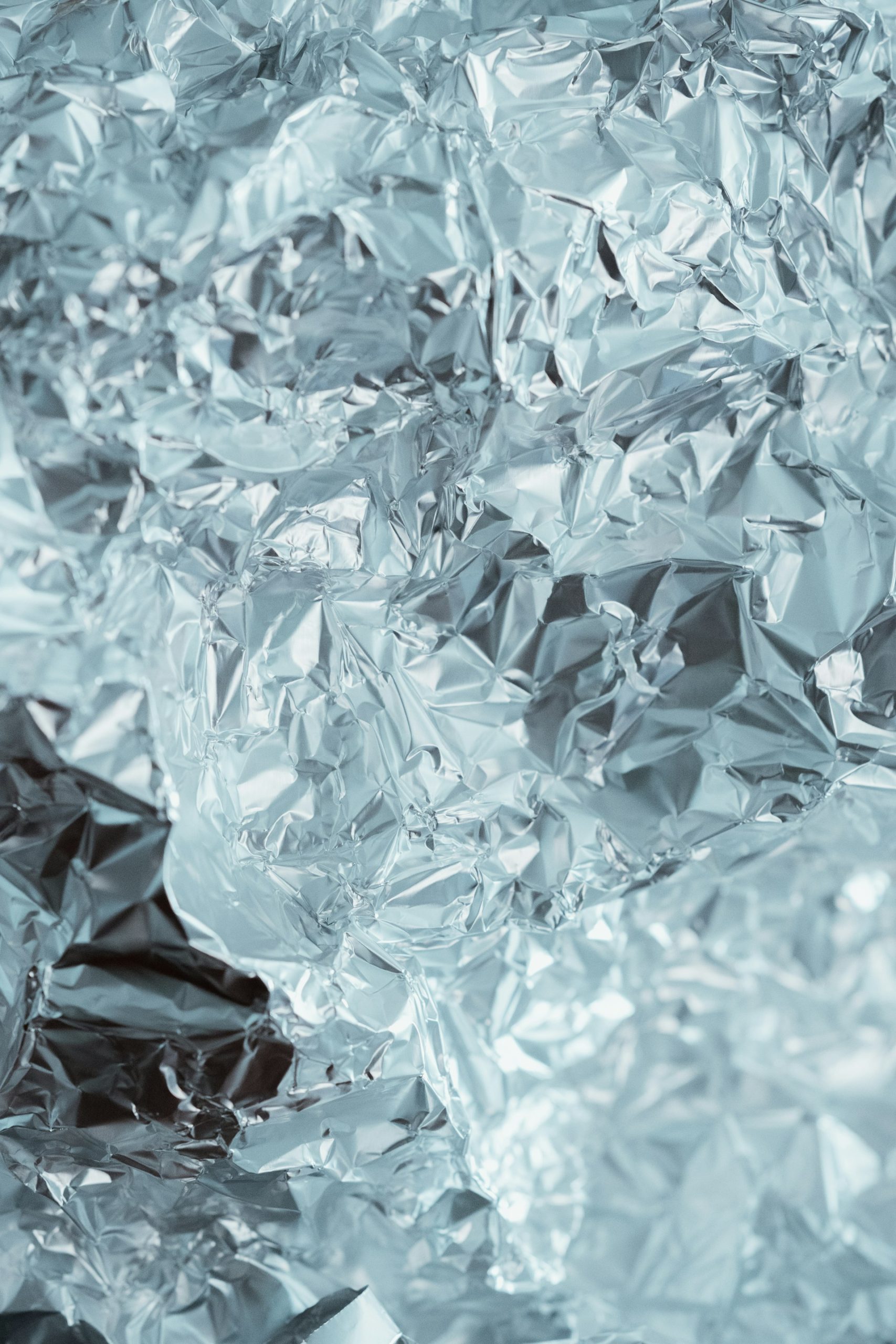 Folia aluminiowa jako domowy niezbędnik – do czego jej używać?